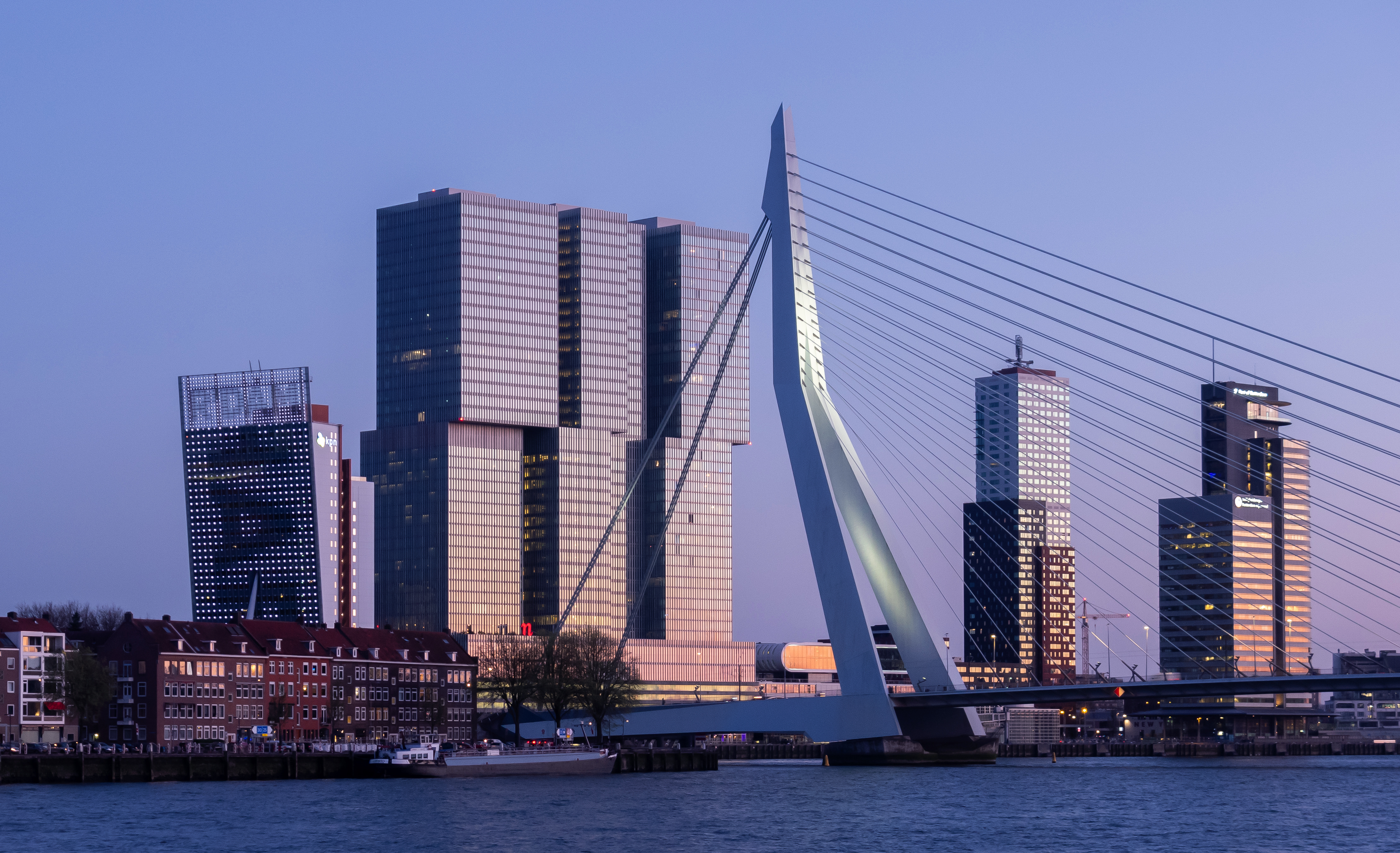 Rotterdam,_de_Erasmusbrug_en_de_Kop_van_Zuid_IMG_0684_2022-03-27_20.24